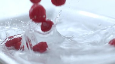 Ahududu yavaş çekimde sıçrıyor, Fantom Flex 4K 'de 1000 fps hızla çekiliyor.