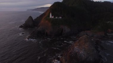 Gün batımında, Oregon 'da Heceta Head Deniz Feneri' nin hava görüntüsü.