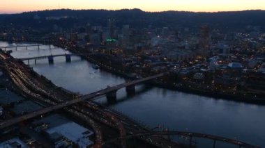 Portland Şehri, Oregon, ABD hava klibi alacakaranlıkta: 4K Ultra HD