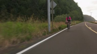 Country Road 'da bir erkek bisikletçinin görüntüsü. Ticari kullanım için tamamen serbest.