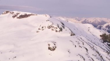 British Columbia, Kanada 2018 dolaylarında. Karla kaplı dağ sırasının havadan görünüşü. Helikopterden Cineflex gimbal ve RED Epic-W kamerasıyla çekildi..