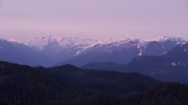British Columbia, Kanada 2018 dolaylarında. Karla kaplı dağ sırasının havadan görünüşü. Helikopterden Cineflex gimbal ve RED Epic-W kamerasıyla çekildi..