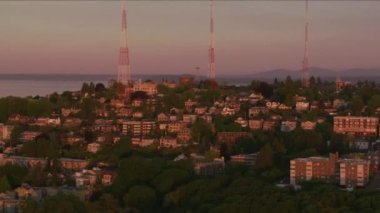 Seattle, Washington 2017 dolaylarında, Seattle 'ın Queen Anne bölgesinin havadan görünüşü. Cineflex ve RED Epic-W Helyum ile çekilmiştir..