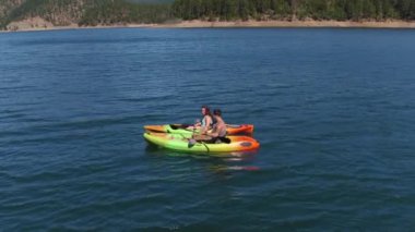 Göl kenarında kayak yapan çiftin insansız hava aracı görüntüleri.