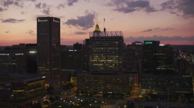 Baltimore, Maryland. 2017 dolaylarında. Gün batımında Baltimore şehir merkezinin havadan görüntüsü. Cineflex ve RED Epic-W Helyum ile çekilmiştir..