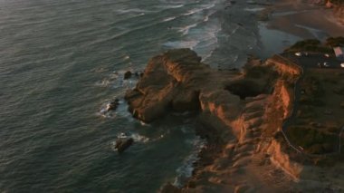 Oregon Sahili, 2017 dolaylarında Oregon Sahili 'nde Şeytan Yumruğu Kasesi' nin havadan çekilmiş fotoğrafı. Cineflex ve RED Epic-W Helyum ile çekilmiştir..