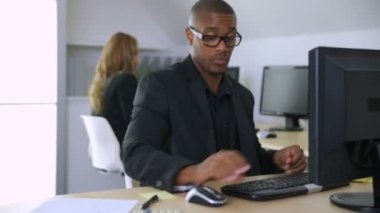 Ofiste çalışan iş adamlarının zaman çizelgesi.