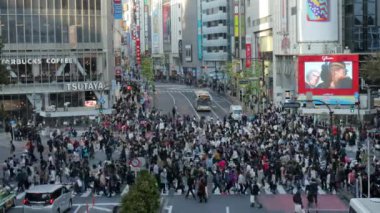 Tokyo, Japonya 2018 dolaylarında. Tokyo, Japonya 'da Shibuya Geçidi' nde yürüyen kalabalık..