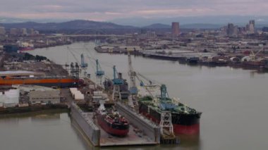 Kuzey Portland, Oregon 'daki Willamette Nehri üzerindeki endüstriyel nakliye bölgesinin havadan görüntüsü.