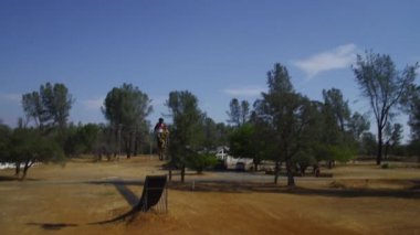 Motocross binici büyüyecek atlama, yavaş hareket