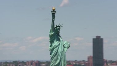 New York City, New York dolaylarında 2017 yılı, Özgürlük Heykeli ve Manhattan 'ın havadan görünüşü. Cineflex ve RED Epic-W Helyum ile çekilmiştir..