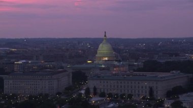Washington, D.C. 2017 dolaylarında, gün batımında Amerikan Kongre Binası 'nın havadan görünüşü. Cineflex ve RED Epic-W Helyum ile çekilmiştir..