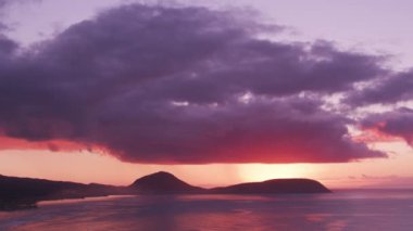 Honolulu, Oahu, Hawaii 2018 dolaylarında Koko Krateri 'yle birlikte güneş batarken Maunalua Körfezi' nin havadan görünüşü. Cineflex ve RED Epic-W Helyum ile çekilmiştir..