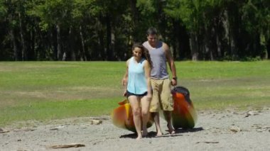 Çift göle kano taşır.