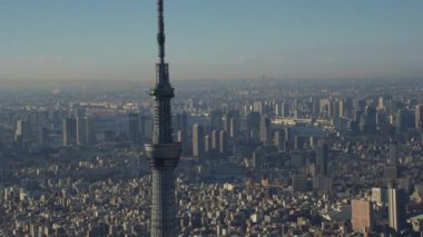 Tokyo, Japonya 2018 dolaylarında. Şehir uzaktayken Tokyo Skytree 'nin yakın görüntüsü. Kırmızı kamerayla helikopterden çekilmiş..