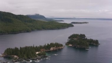 İngiliz Kolombiyası 2018 dolaylarında. İngiliz Kolombiya kıyıları boyunca körfez ve adaların üzerinden uçuyorlar. Helikopterden Cineflex gimbal ve RED Epic-W kamerasıyla çekildi..