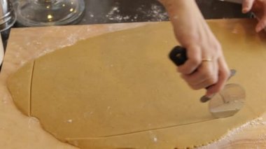 Zencefilli kurabiye evi için hamur kesiyorum.