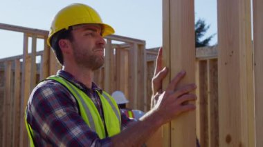 İnşaat işçisi çivi tahtası