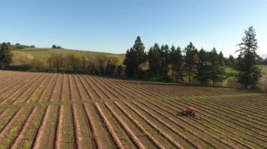 Tarlada sıra sıra ilerleyen traktörün hava görüntüsü