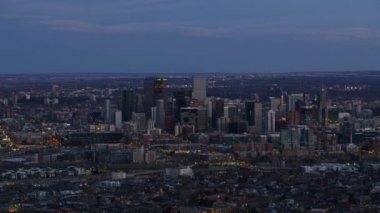 Denver, Colorado - 2017 dolaylarında Denver şehir merkezinin alacakaranlıktaki hava manzarası