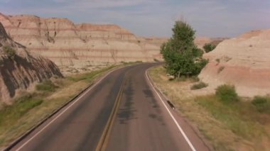 Güney Dakota 'daki Badlands Ulusal Parkı' ndan geçiyoruz.