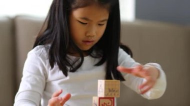 Çin bloklarını istifleyen genç kız