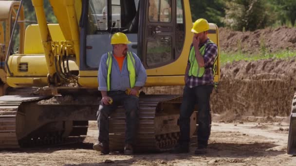 Dos Trabajadores Pie Junto Excavadora — Vídeos de Stock