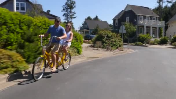 Pareja Montar Tándem Bicicleta Juntos Comunidad Vacaciones Costeras — Vídeos de Stock