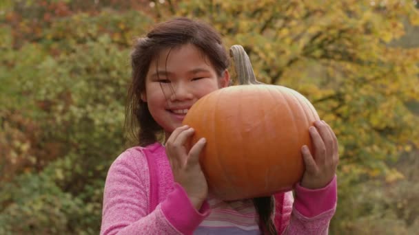 秋天的小女孩抱着南瓜 — 图库视频影像