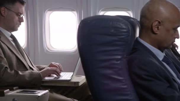 Empresário Usando Computador Portátil Avião — Vídeo de Stock