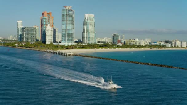 Yate Vista Aérea Frente Costa Miami Beach Florida — Vídeos de Stock