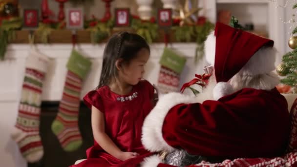 Kerstman Opent Een Geschenk Met Jong Meisje — Stockvideo