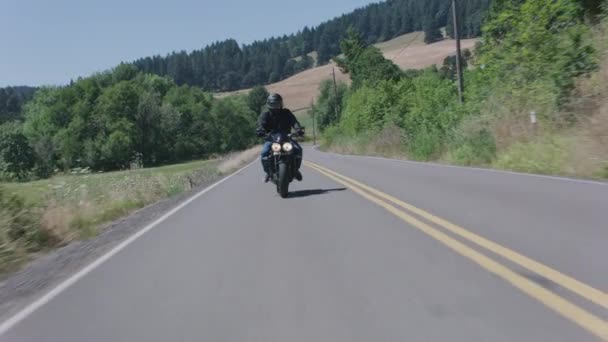 Tracking Shot Man Riding Motorcycle Country Road Totalmente Liberado Para — Vídeos de Stock