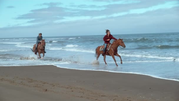 Super Zeitlupe Von Frauen Auf Pferden Strand Von Oregon Aufgenommen — Stockvideo
