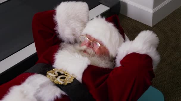 Santa Claus Tratando Hacer Una Sentada Gimnasio — Vídeo de stock