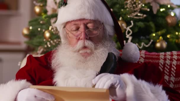 Closeup Santa Claus Menulis Daftar — Stok Video