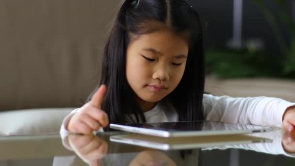 Młoda Dziewczyna Azjatyckiej Przy Pomocy Cyfrowego Tabletu — Wideo stockowe