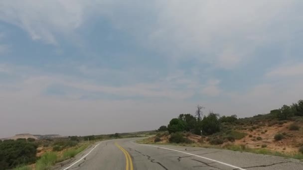 越野车驶过美国西南部的风景秀丽的道路 — 图库视频影像