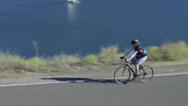 Homme Vélo Sur Route Campagne Surplombant Lac — Video