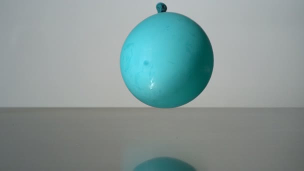 Balão Água Caindo Movimento Super Lento Tiro Com Câmera Fantasma — Vídeo de Stock