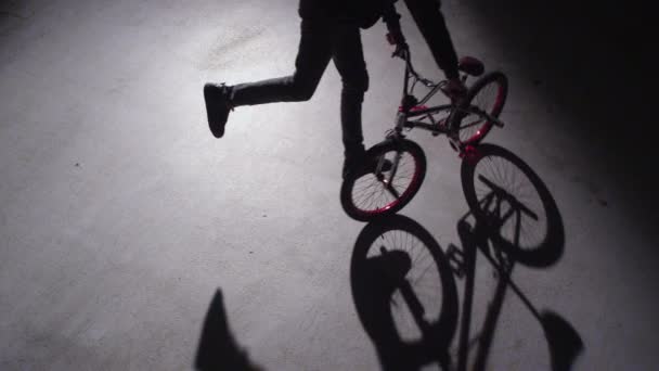 Bmx Rijder Doet Trucjes Dark Warehouse — Stockvideo