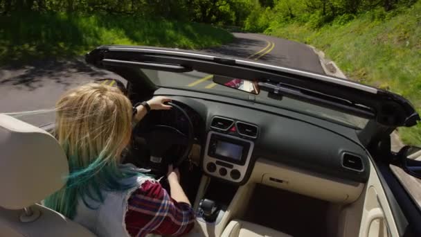 Mujer Conduciendo Coche Descapotable Carretera Con Curvas — Vídeo de stock