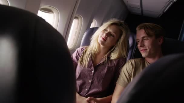 Paar Praten Uit Het Raam Kijken Tijdens Vlucht — Stockvideo