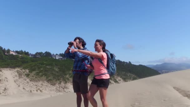 Caminhadas Casal Dunas Areia Parada Praia Para Olhar Através Binóculos — Vídeo de Stock