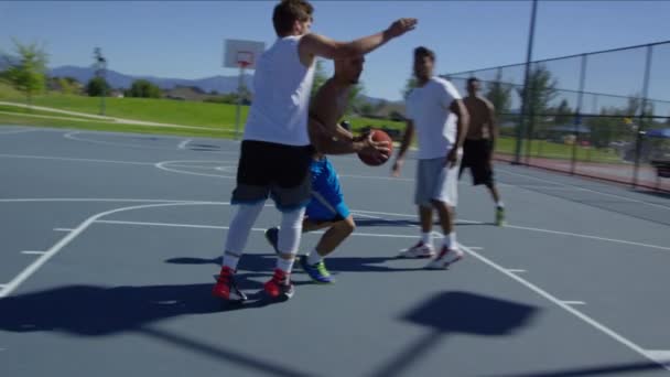 Przyjaciółmi Grając Koszykówkę Parku — Wideo stockowe