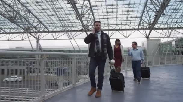 Empresário Caminhando Conversando Celular Aeroporto — Vídeo de Stock
