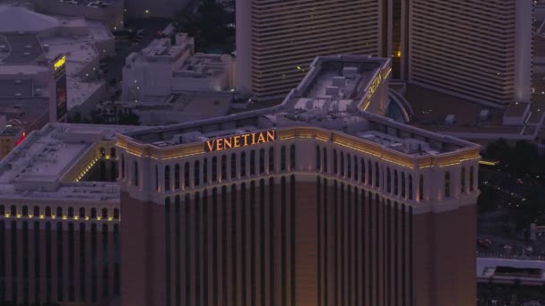 拉斯维加斯 内华达州 2017年左右 空中俯瞰威尼斯酒店和拉斯维加斯大道上的赌场 用Cineflex和Red Epic Helium拍摄 — 图库视频影像