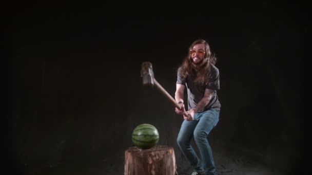 Man Smashing Watermelon Hammer Slow Motion Shot Phantom Flex 1000 — Stock Video