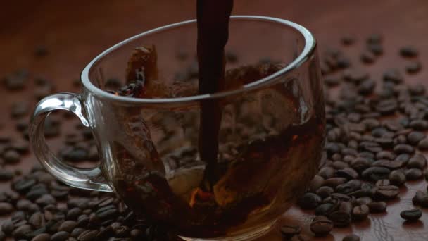 慢动作倒入杯子的咖啡 — 图库视频影像