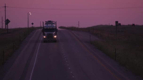 Wyoming Około 2018 Roku Półciężarówka Jadąca Autostradą Zachodzie Słońca Wyoming — Wideo stockowe